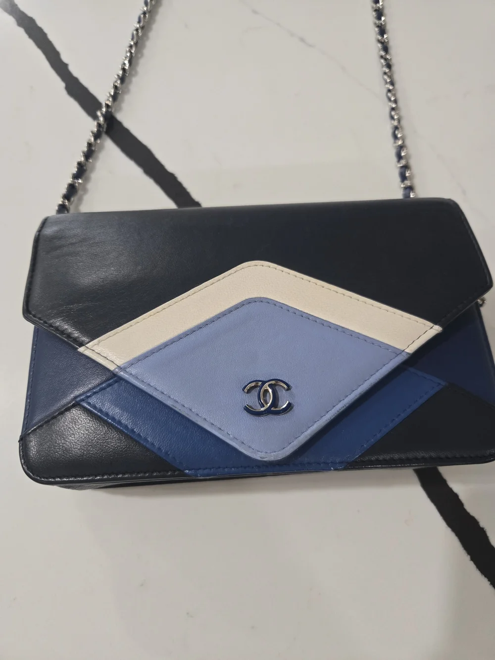 Rare Authentic Chanel Colorblock Leather Chain Shoulder Bag in Navy & Blue - Picture 2 of 10